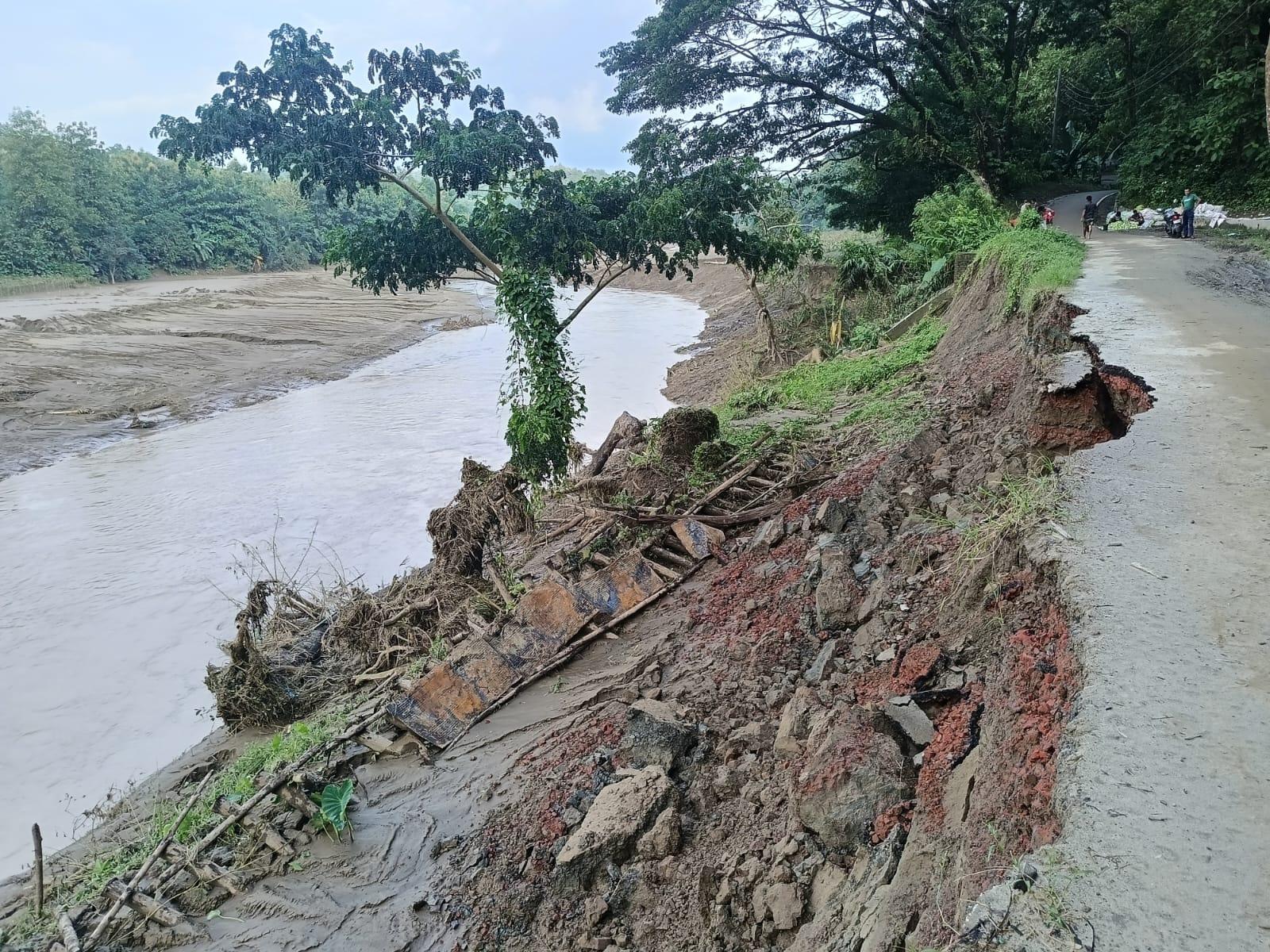 রোয়াংছড়ি-কচ্ছপতলী সড়ক ধসে যোগাযোগ বিচ্ছিন্ন হওয়ার উপক্রম, ঝুঁকিতে ‘দেবতাখুম’ পর্যটন